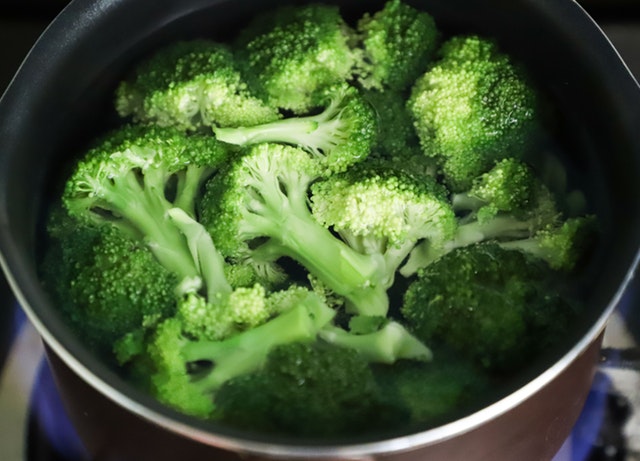 Uvarená brokolica v hrnci